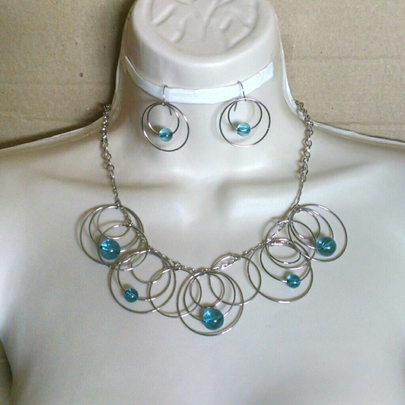 Beautiful 2 piece necklace & bracelet set